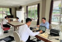 Petugas Kantor Imigrasi Maumere tengah melayani warga Kabupaten Ende yang mengurus paspor.