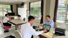 Petugas Kantor Imigrasi Maumere tengah melayani warga Kabupaten Ende yang mengurus paspor.