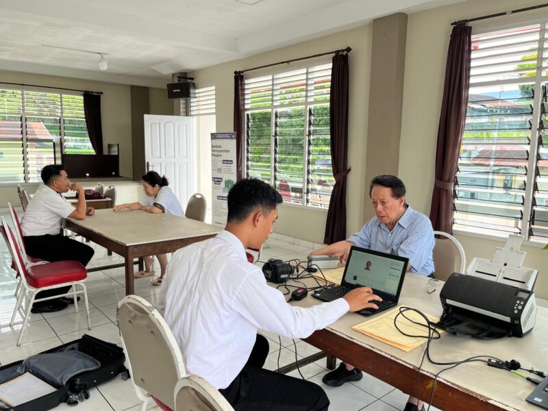 Petugas Kantor Imigrasi Maumere tengah melayani warga Kabupaten Ende yang mengurus paspor.