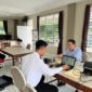 Petugas Kantor Imigrasi Maumere tengah melayani warga Kabupaten Ende yang mengurus paspor.