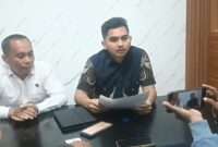 Kasat Reskrim Polres Sikka (baju batik) saat memberi keterangan kepada awak media, Senin (9/3/2026) malam. 