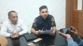 Kasat Reskrim Polres Sikka (baju batik) saat memberi keterangan kepada awak media, Senin (9/3/2026) malam. 