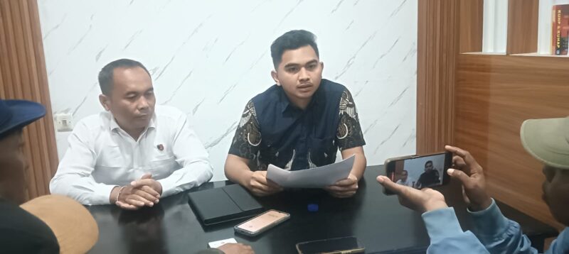 Kasat Reskrim Polres Sikka (baju batik) saat memberi keterangan kepada awak media, Senin (9/3/2026) malam. 