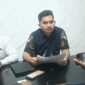 Kasat Reskrim Polres Sikka (baju batik) saat memberi keterangan kepada awak media, Senin (9/3/2026) malam. 