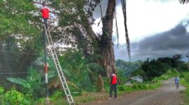 Para teknisi Indihome Sikka saat melakukan pemasangan wifi di Desa Blatatatin, KEcamatan Kangae, Kabupaten Sikka, Rabu (11/3/2026) pagi. 