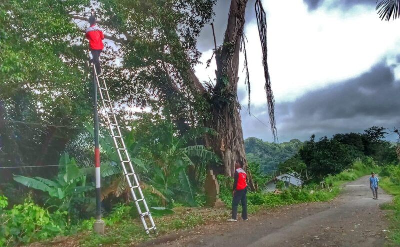 Para teknisi Indihome Sikka saat melakukan pemasangan wifi di Desa Blatatatin, KEcamatan Kangae, Kabupaten Sikka, Rabu (11/3/2026) pagi. 