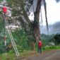 Para teknisi Indihome Sikka saat melakukan pemasangan wifi di Desa Blatatatin, KEcamatan Kangae, Kabupaten Sikka, Rabu (11/3/2026) pagi. 