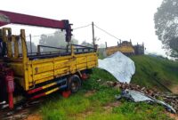 Tim Unit Pelaksana Proyek dari PT Teon Jaya tengah melakukan pengukuran, pematokan, serta pengangkutan material di Wolokepo, Dusun Gera I, menuju Desa Ndai Mbere.