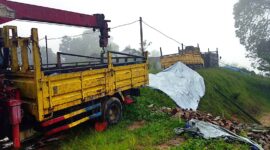 Tim Unit Pelaksana Proyek dari PT Teon Jaya tengah melakukan pengukuran, pematokan, serta pengangkutan material di Wolokepo, Dusun Gera I, menuju Desa Ndai Mbere.
