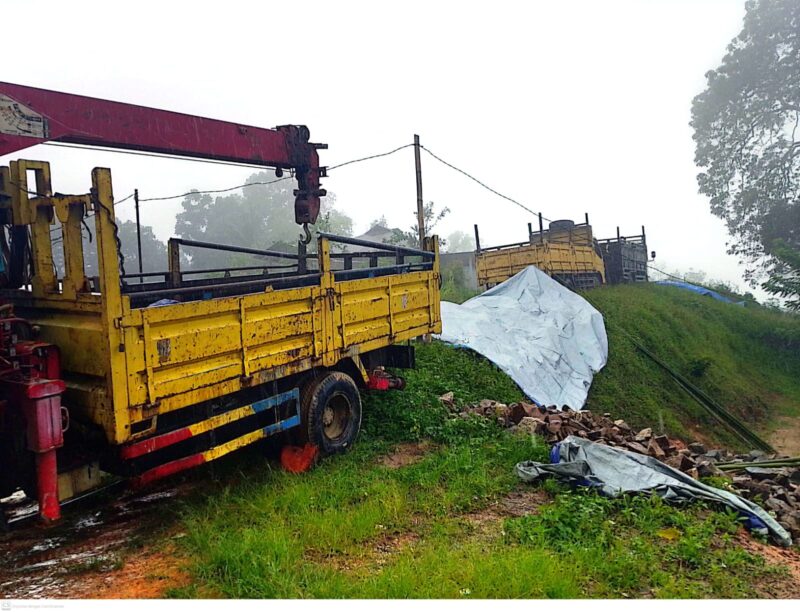Tim Unit Pelaksana Proyek dari PT Teon Jaya tengah melakukan pengukuran, pematokan, serta pengangkutan material di Wolokepo, Dusun Gera I, menuju Desa Ndai Mbere.