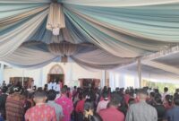 Upacara Perarakan Salib Suci sebelum penghormatan oleh umat.