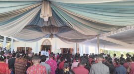 Upacara Perarakan Salib Suci sebelum penghormatan oleh umat.