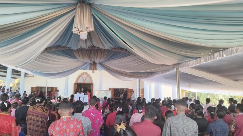 Upacara Perarakan Salib Suci sebelum penghormatan oleh umat.