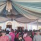 Upacara Perarakan Salib Suci sebelum penghormatan oleh umat.