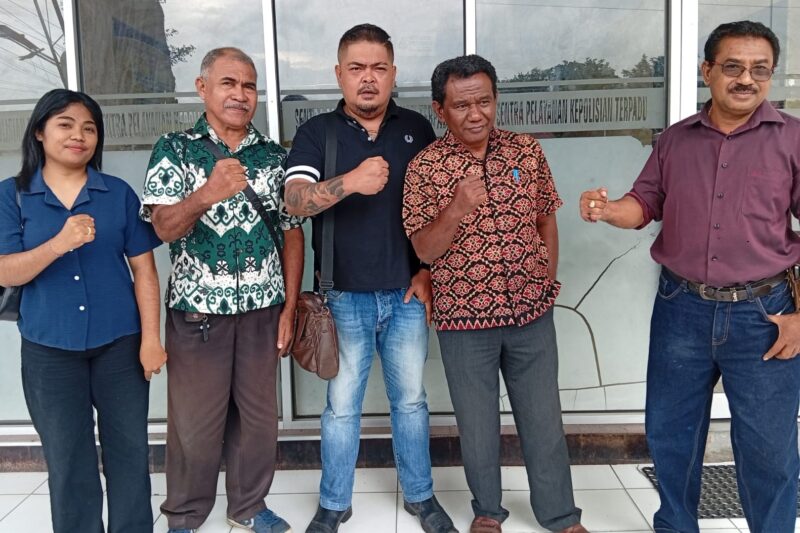 Tim Kuasa Hukum Eltras Pub. Dari Kiri ke kanan; Ria Tukan, SH., Vitalis Badar, SH., Rio Lameng, SH., Alfons Hilarius Ase, SH., M.Hum dan Domi Tukan, SH.