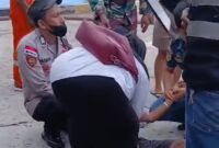 Korban Fransiskus Wero saat jatuh pingsan di Pelabuhan L.Sya Maumere, Minggu (5/4/2026). 