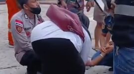 Korban Fransiskus Wero saat jatuh pingsan di Pelabuhan L.Sya Maumere, Minggu (5/4/2026). 
