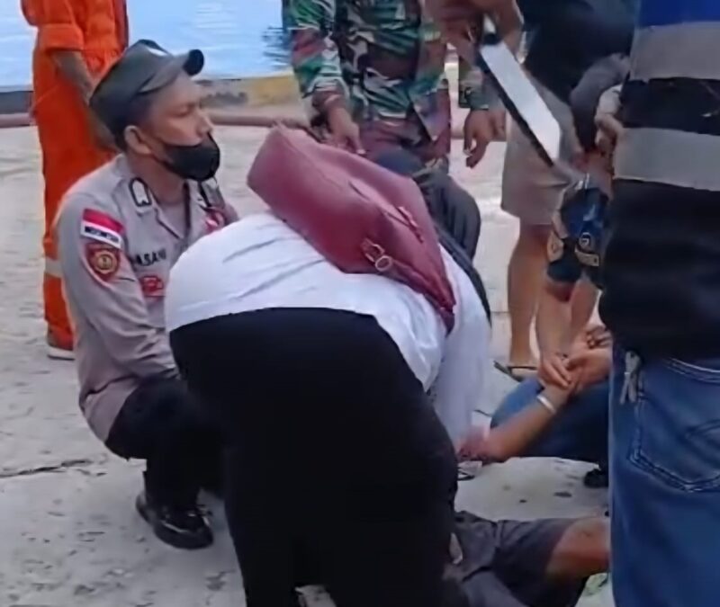 Korban Fransiskus Wero saat jatuh pingsan di Pelabuhan L.Sya Maumere, Minggu (5/4/2026). 