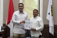  Bupati Sikka, Juventus Prima Yoris Kago saat menyerahkan usulan kebutuhan warga Sikka yang diterima oleh Staf Khusus Menteri ESDM, Muhammad Pradana Indraputra, Senin (13/4/2026). 