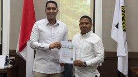  Bupati Sikka, Juventus Prima Yoris Kago saat menyerahkan usulan kebutuhan warga Sikka yang diterima oleh Staf Khusus Menteri ESDM, Muhammad Pradana Indraputra, Senin (13/4/2026). 