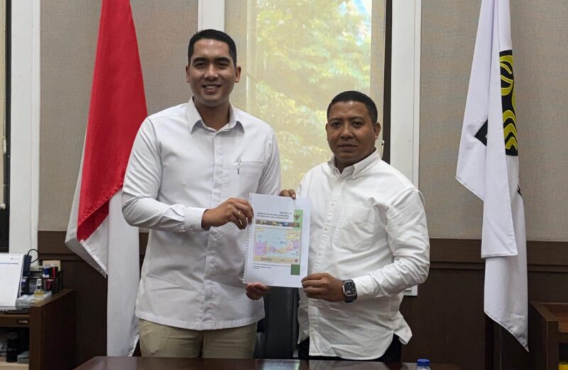  Bupati Sikka, Juventus Prima Yoris Kago saat menyerahkan usulan kebutuhan warga Sikka yang diterima oleh Staf Khusus Menteri ESDM, Muhammad Pradana Indraputra, Senin (13/4/2026). 