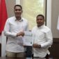  Bupati Sikka, Juventus Prima Yoris Kago saat menyerahkan usulan kebutuhan warga Sikka yang diterima oleh Staf Khusus Menteri ESDM, Muhammad Pradana Indraputra, Senin (13/4/2026). 
