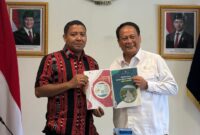 Bupati Sikka, Juventus Prima Yoris Kago saat menyerahkan proposal usulan kepada Wakil Menteri Perhubungan (Wamenhub) RI, Komjen Pol (Purn) Drs. Suntana, M.Si di Jakarta, Selasa (14/4/2026) pagi. 