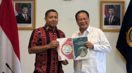 Bupati Sikka, Juventus Prima Yoris Kago saat menyerahkan proposal usulan kepada Wakil Menteri Perhubungan (Wamenhub) RI, Komjen Pol (Purn) Drs. Suntana, M.Si di Jakarta, Selasa (14/4/2026) pagi. 