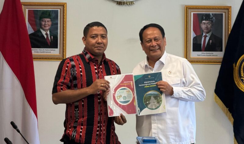 Bupati Sikka, Juventus Prima Yoris Kago saat menyerahkan proposal usulan kepada Wakil Menteri Perhubungan (Wamenhub) RI, Komjen Pol (Purn) Drs. Suntana, M.Si di Jakarta, Selasa (14/4/2026) pagi. 