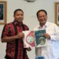 Bupati Sikka, Juventus Prima Yoris Kago saat menyerahkan proposal usulan kepada Wakil Menteri Perhubungan (Wamenhub) RI, Komjen Pol (Purn) Drs. Suntana, M.Si di Jakarta, Selasa (14/4/2026) pagi. 