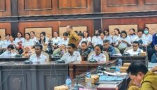 Rapat Dengar Pendapat DPRD Sikka bersama para Nakes PPPK Paruh Waktu dan Pemkab Sikka, Senin (20/4/2026). 