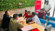 Pelimpahan tersangka dan barang bukti kasus pembunuhan pelajar di Desa Rubit, Senin (20/4/2026). Foto: Dok. Kejaksaan Negeri Sikka,. 