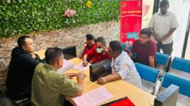 Pelimpahan tersangka dan barang bukti kasus pembunuhan pelajar di Desa Rubit, Senin (20/4/2026). Foto: Dok. Kejaksaan Negeri Sikka,. 