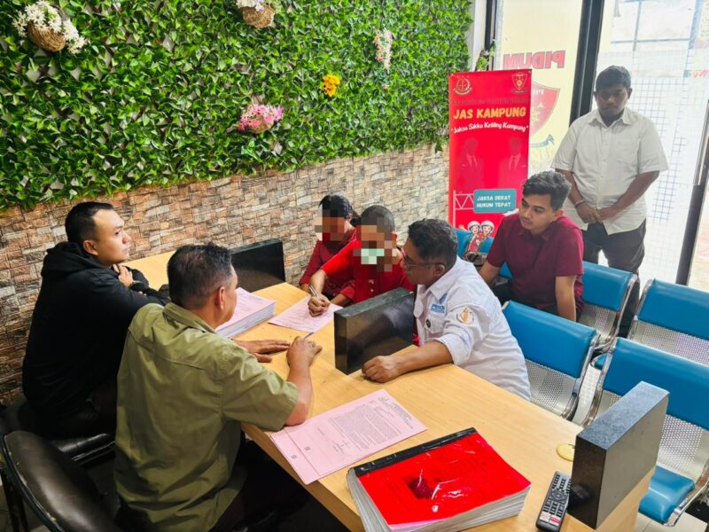 Pelimpahan tersangka dan barang bukti kasus pembunuhan pelajar di Desa Rubit, Senin (20/4/2026). Foto: Dok. Kejaksaan Negeri Sikka,. 