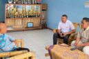 Kepala Regional SPPI NTT, Oswaldus Ngani saat berdialog dengan Kepala Sekolah SMPK Alvarez Paga, RP. Saverinus Nuwa, O.Carm., M.Pd., pada Senin (4/5/2026).