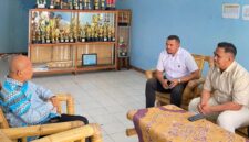 Kepala Regional SPPI NTT, Oswaldus Ngani saat berdialog dengan Kepala Sekolah SMPK Alvarez Paga, RP. Saverinus Nuwa, O.Carm., M.Pd., pada Senin (4/5/2026).
