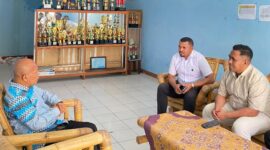 Kepala Regional SPPI NTT, Oswaldus Ngani saat berdialog dengan Kepala Sekolah SMPK Alvarez Paga, RP. Saverinus Nuwa, O.Carm., M.Pd., pada Senin (4/5/2026).