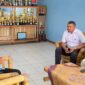 Kepala Regional SPPI NTT, Oswaldus Ngani saat berdialog dengan Kepala Sekolah SMPK Alvarez Paga, RP. Saverinus Nuwa, O.Carm., M.Pd., pada Senin (4/5/2026).