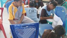 Keterangan foto: Para siswa kelas 8 yang tengah belajar di kelas tanpa ada meja belajar. Foto: Dok.SMPN 46 Nangahale. 
