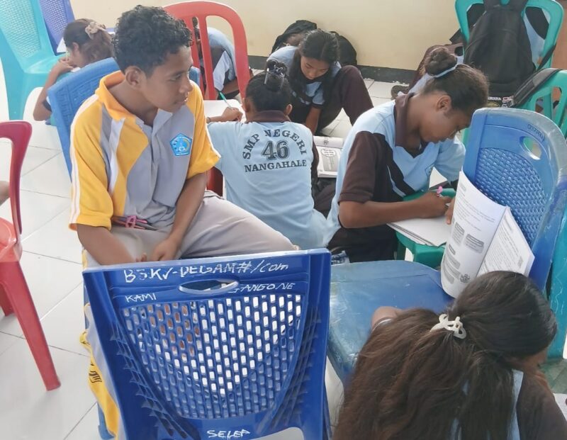 Keterangan foto: Para siswa kelas 8 yang tengah belajar di kelas tanpa ada meja belajar. Foto: Dok.SMPN 46 Nangahale. 
