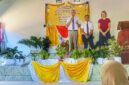 Keterangan foto: Dari kiri ke kanan Sukarelawan Yayasan Gereja Yesus Kristus Orang-Orang Suci Zaman Akhir, Mr. Daniel Waiyne Stead, Mrs.LaDawn Turley Setad, dan Yos Enos Kusumo saat berada di SMPN 1 Talibura, Rabu (6/5/2026). 