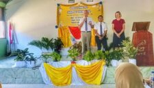 Keterangan foto: Dari kiri ke kanan Sukarelawan Yayasan Gereja Yesus Kristus Orang-Orang Suci Zaman Akhir, Mr. Daniel Waiyne Stead, Mrs.LaDawn Turley Setad, dan Yos Enos Kusumo saat berada di SMPN 1 Talibura, Rabu (6/5/2026). 