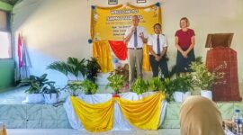 Keterangan foto: Dari kiri ke kanan Sukarelawan Yayasan Gereja Yesus Kristus Orang-Orang Suci Zaman Akhir, Mr. Daniel Waiyne Stead, Mrs.LaDawn Turley Setad, dan Yos Enos Kusumo saat berada di SMPN 1 Talibura, Rabu (6/5/2026). 