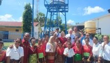 Keterangan foto: Pose bersama usai pengguntingan pita peresmian bantuan air bersih untuk SMPN 1 Talibura, Rabu (6/5/2026). Foto: Mario WP Sina. 