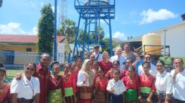 Keterangan foto: Pose bersama usai pengguntingan pita peresmian bantuan air bersih untuk SMPN 1 Talibura, Rabu (6/5/2026). Foto: Mario WP Sina. 