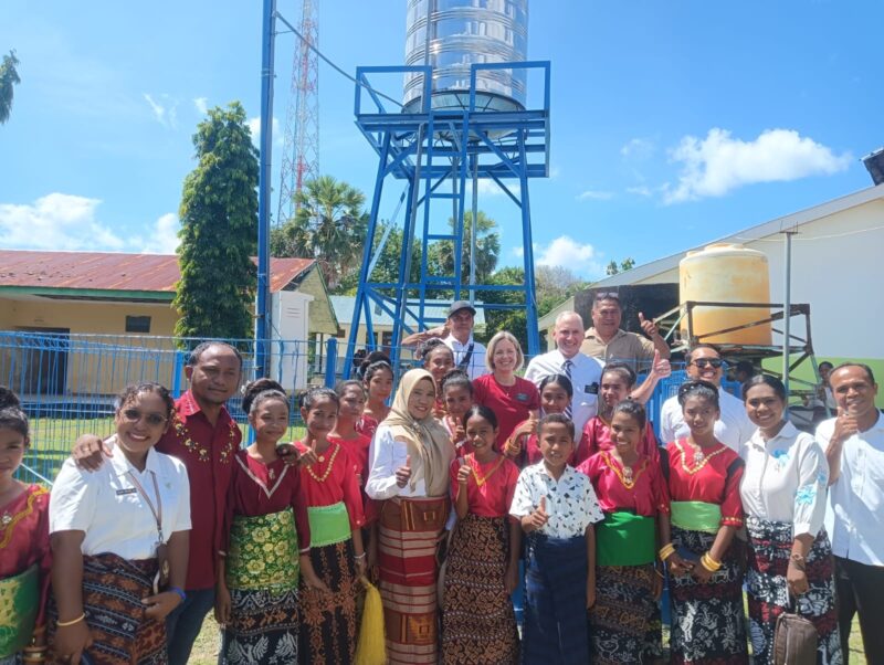 Keterangan foto: Pose bersama usai pengguntingan pita peresmian bantuan air bersih untuk SMPN 1 Talibura, Rabu (6/5/2026). Foto: Mario WP Sina. 