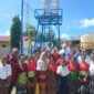 Keterangan foto: Pose bersama usai pengguntingan pita peresmian bantuan air bersih untuk SMPN 1 Talibura, Rabu (6/5/2026). Foto: Mario WP Sina. 