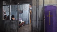 jenazah korban kecelakaan tunggal saat disemayamkan di rumah duka, pada Minggu (10/5/2026).