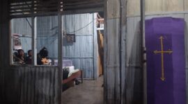 jenazah korban kecelakaan tunggal saat disemayamkan di rumah duka, pada Minggu (10/5/2026).