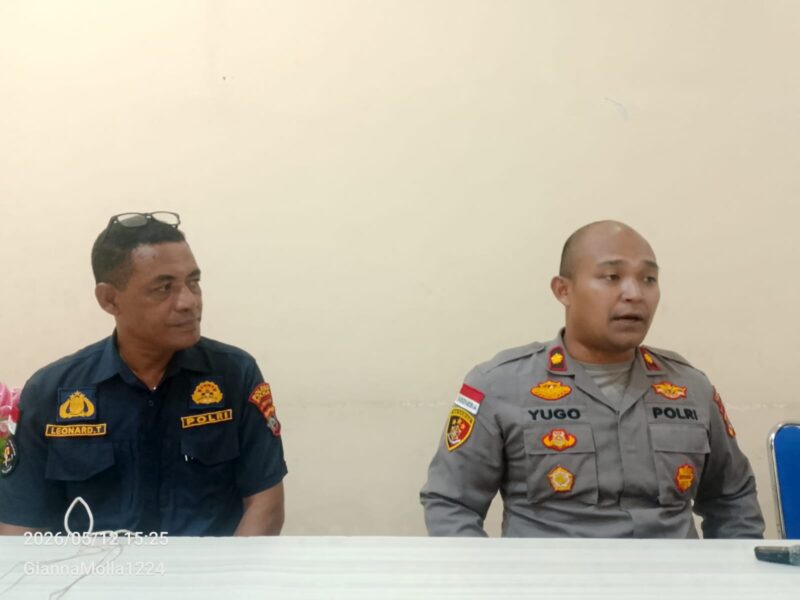 Keterangan foto: Wakapolres Sikka, Kompol Marselus Yugo Amboro, S.I.K., dan kasie Humas Polres Sikka, Ipda Leonard Tunga dalam konferensi pers, Selasa (12/5/2026). 